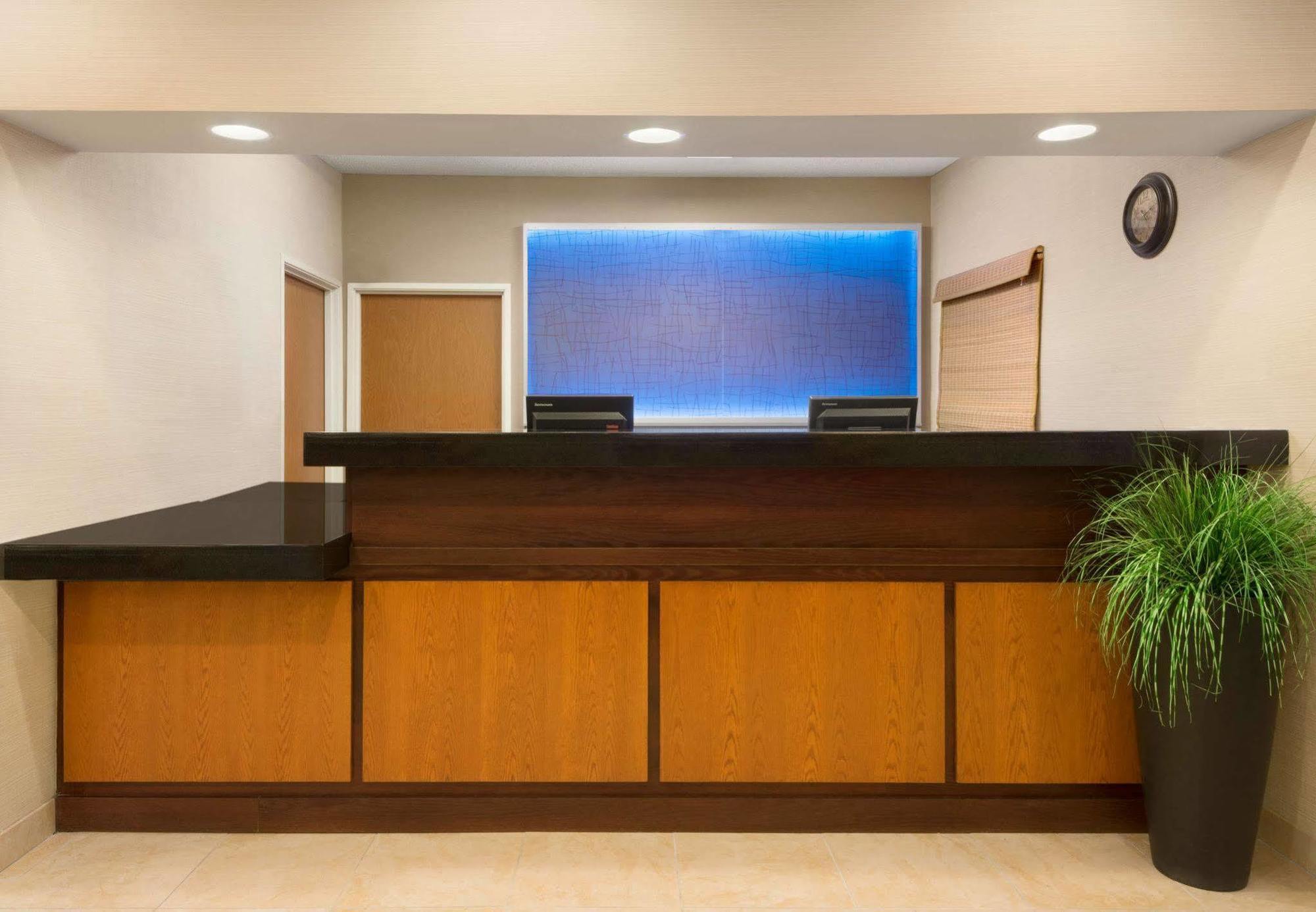 Amerivu Inn And Suites Grand Forks Extérieur photo